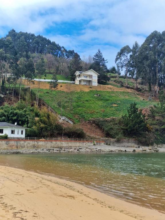 וילאביצ'יוסה La Villa De Maria I Playa Beach El Puntal Asturias מראה חיצוני תמונה